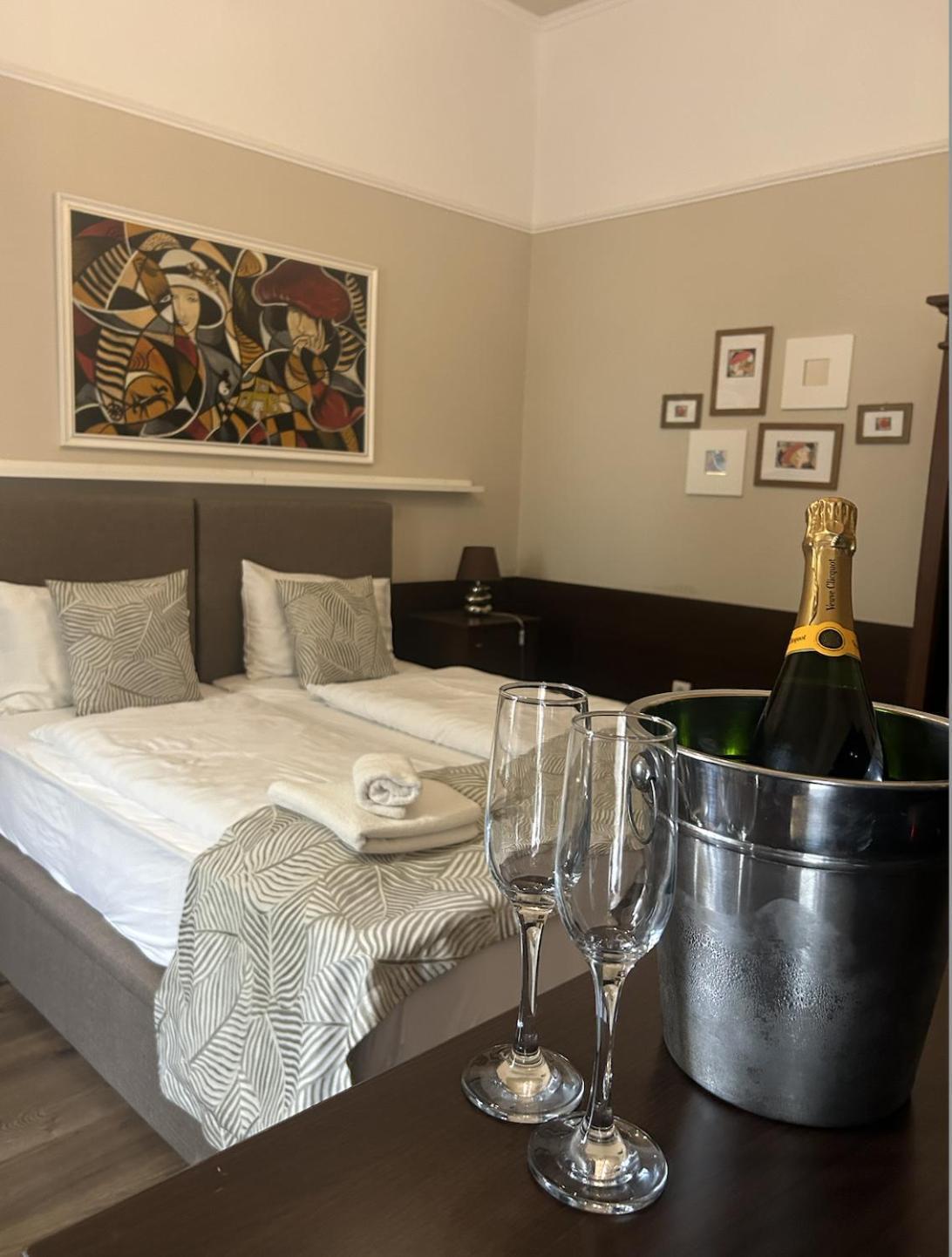 La Pergola & Prestige Panzio Hotell Kaposvár Exteriör bild